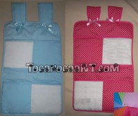 /album/suporte-com-bolsas-para-caminha-do-bebe/suporte-com-bolsas-para-fundo-de-cama-jpg/